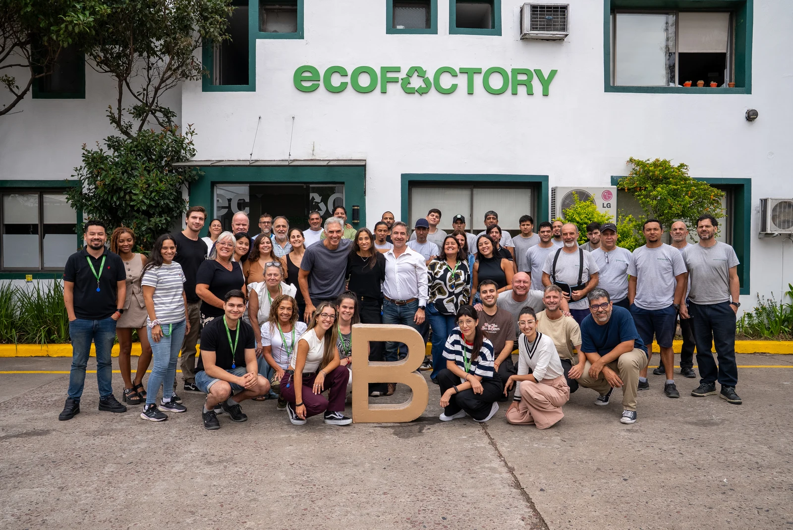 Equipo de Ecofactory frente a la planta de Luis María Drago