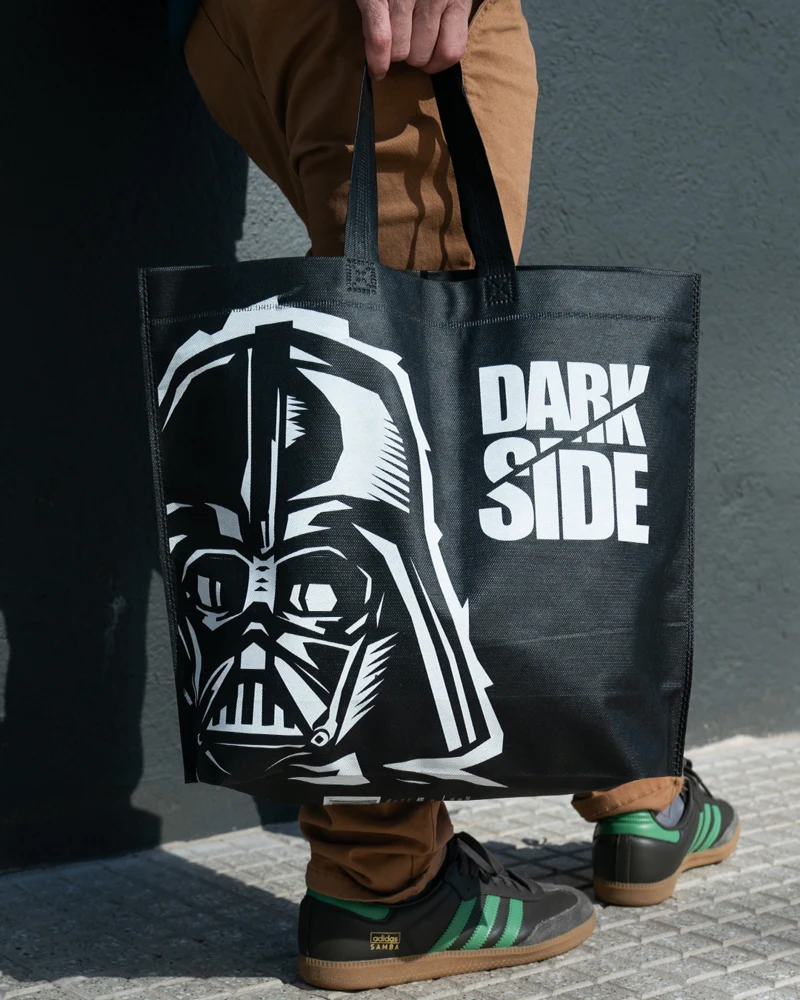 Bolsa reutilizable con fuelle inferior en uso, diseño Darth Vader